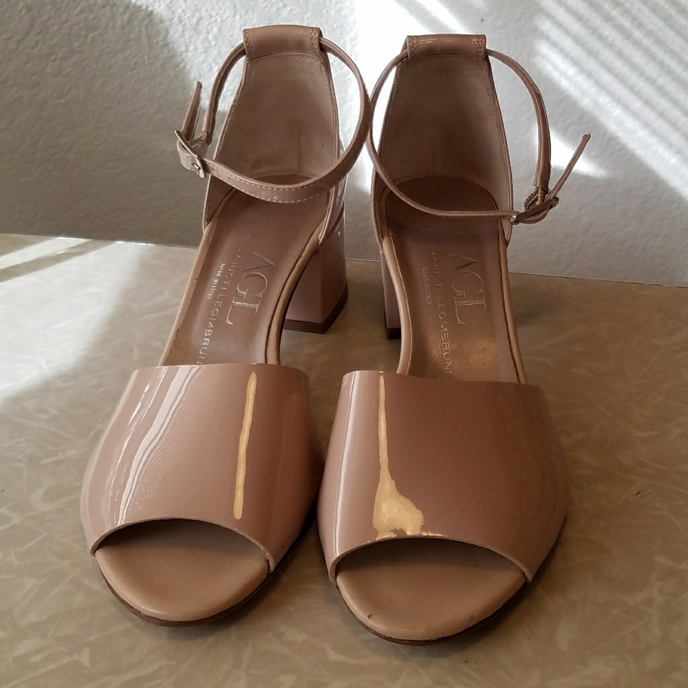 Nude Patent Leathet Low Block Heel AGL Sz 8
